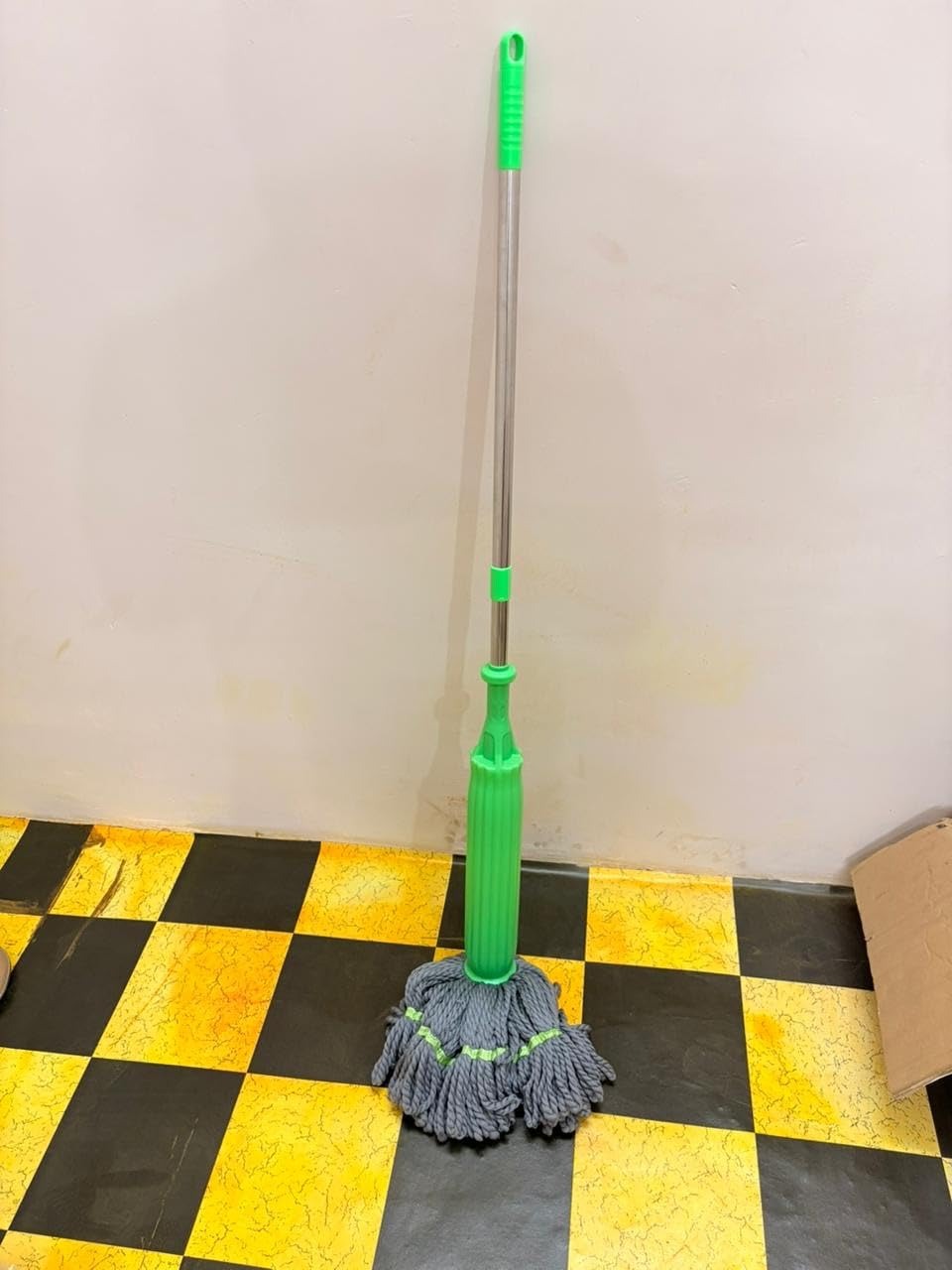 Self-twisting Water Rotating Mop